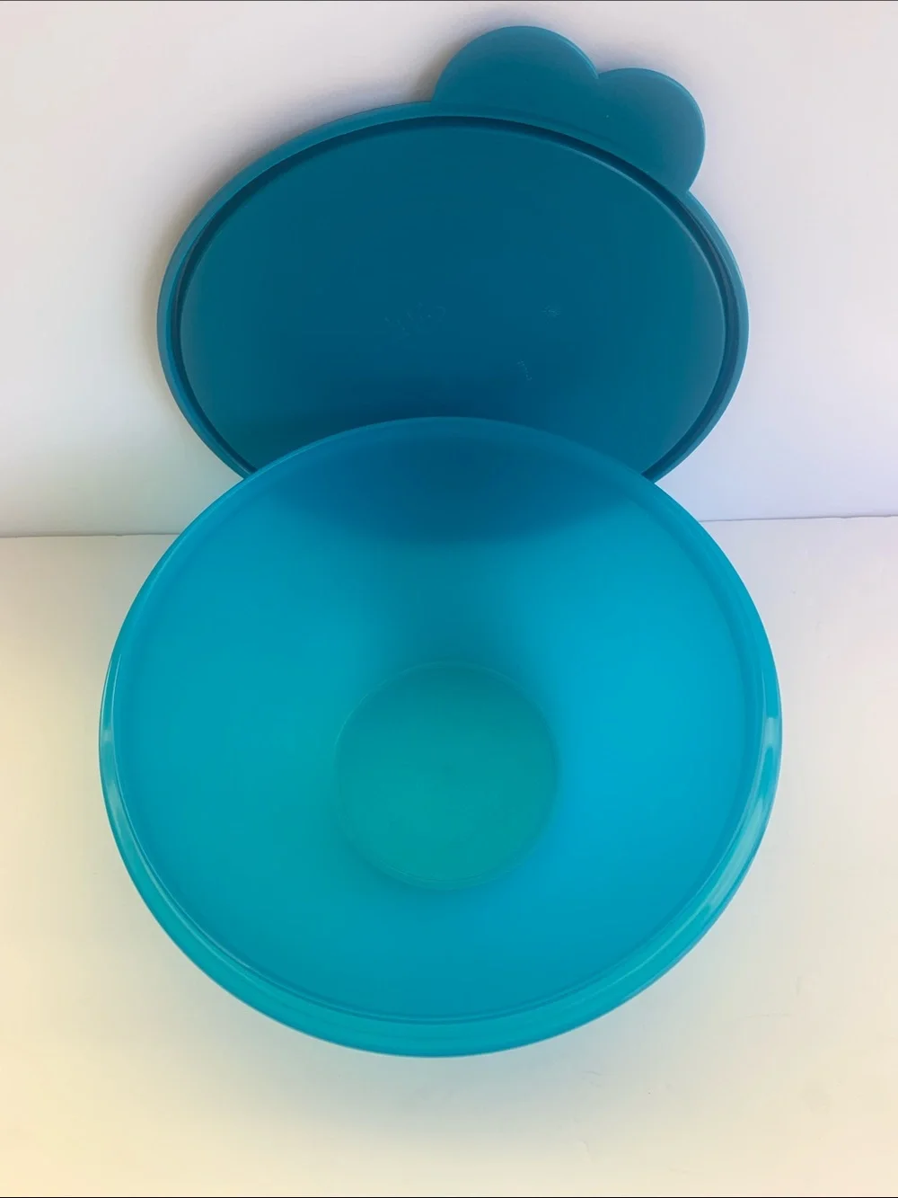 Tupperware Heritage Wonderlier Bowl Vintage 2L (8 3/4 Cups)  Blue  Color